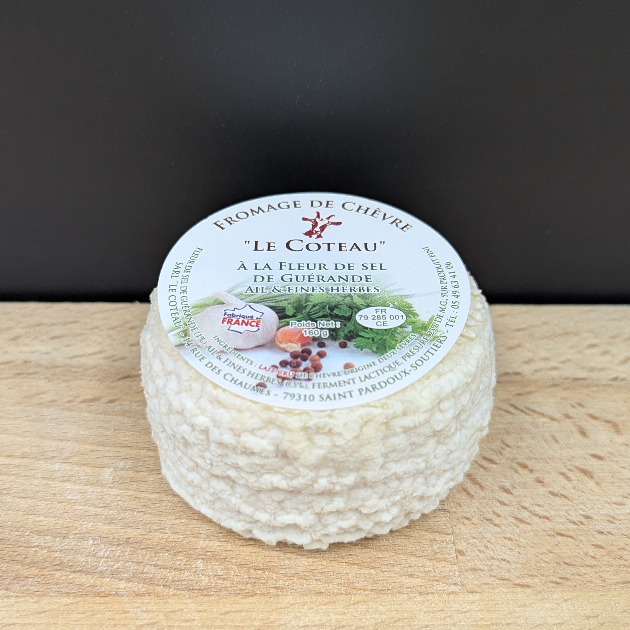 Fromage de chèvre épicé à la fleur de sel de Guérande, ail & fines herbes
