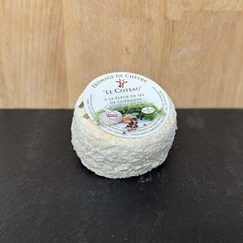 Fromage de chèvre épicé à la fleur de sel de Guérande, ail & fines herbes