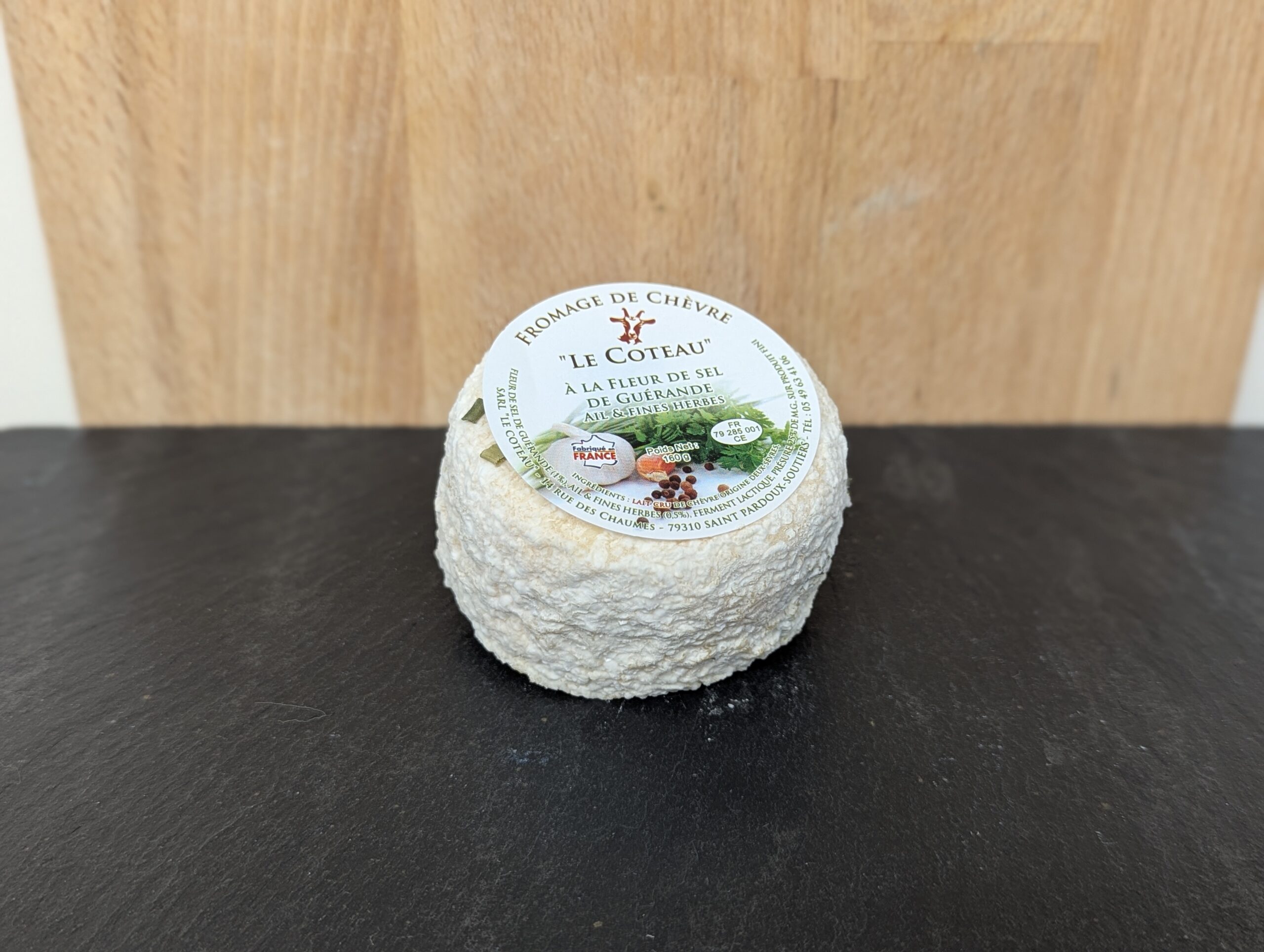 Fromage de chèvre épicé à la fleur de sel de Guérande, ail & fines herbes